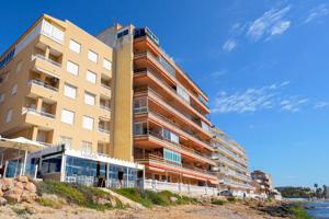 Fantástico Apartamento en Primera Línea de 3 Dormitorios en Torrevieja - ¡Ubicación privilegiada con photo 0