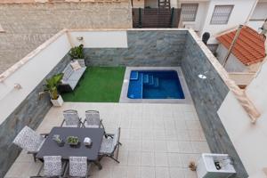 Exclusiva vivienda de 3 plantas, con piscina privada. photo 0