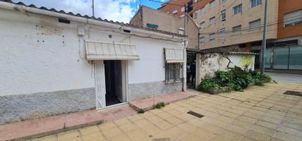 Casa en planta baja con patio de 40m2, en Santiago El Mayor y cerca del Bº del Carmen. photo 0