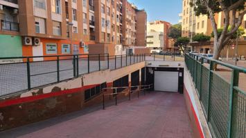Amplia plaza de garaje en el Zapillo, Almería: Vigilancia privada y ubicación privilegiada photo 0