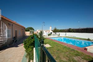 EXCLUSIVO CHALET JUNTO A RETAMAR CON PARCELA DE 1.470 MTS photo 0