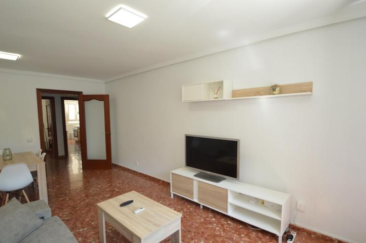 Amplio piso en el corazón de Zapillo, Almería - Ideal para estudiantes photo 0