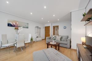 PRECIOSO APARTAMENTO REFORMADO DE 2 DORMITORIOS CON PISCINA COMUNITARIA Y LICENCIA TURISTICA photo 0