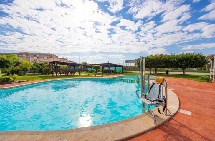 FANTASTICO BUNGALOW ALTO, CON PISCINA Y ZONA DEPORTIVA COMUNITARIA, VENGA A VERLO!!! photo 0