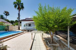 MARAVILLOSO CHALET CON PISCINA, GRAN TERRAZA, VENGA A VERLO, LA ZONA ES UN REMANSO DE PAZ photo 0