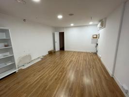 Local comercial en venta o alquiler en primera línea, zona centro de Vilanova i la Geltrú photo 0