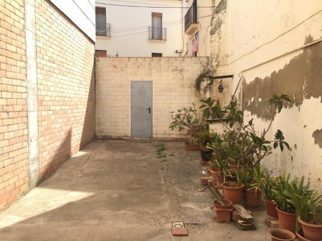 Edificio con parcela colindante para edificar en venta en Vilanova i la Geltrú photo 0