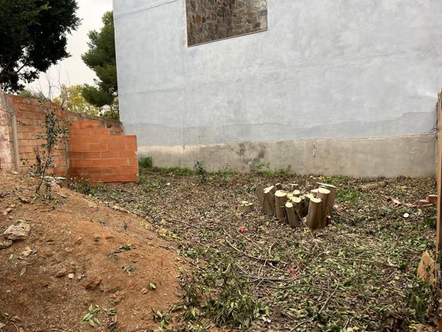 Terreno urbano para edificar, una casa o 3 pisos, en Les Roquetes photo 0