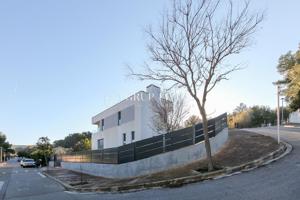 VIVIENDA DE DISEÑO CONTEMPORÁNEO, INOVACIÓN, CONFORT Y ELEGANCIA EN CADA DETALLE photo 0