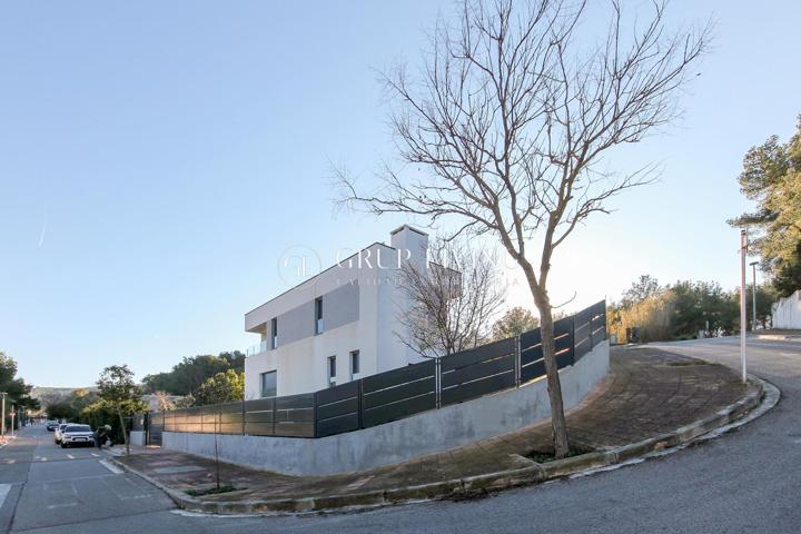 VIVIENDA DE DISEÑO CONTEMPORÁNEO, INOVACIÓN, CONFORT Y ELEGANCIA EN CADA DETALLE photo 0