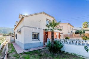 CASA AMPLIA Y LUMINOSA EN CANYELLES photo 0