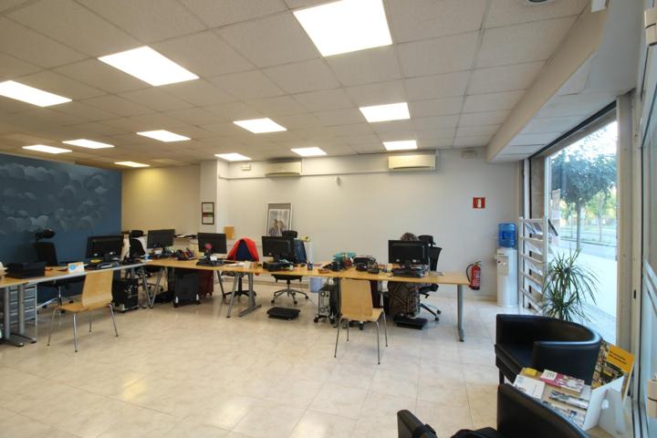 Local comercial versátil en zona estratégica, Ronda Iberica a 100 m. del Hospital Sant Antoni photo 0