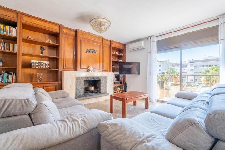 Piso de 145 m2 con solárium de 32 m2 , 4 habitaciones y chimenea, a solo 300 m del mercado de Vilano photo 0