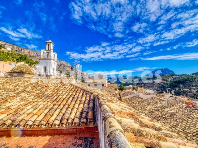 Estupenda casa de 3 plantas con 15 dormitorios amueblada en Sella photo 0