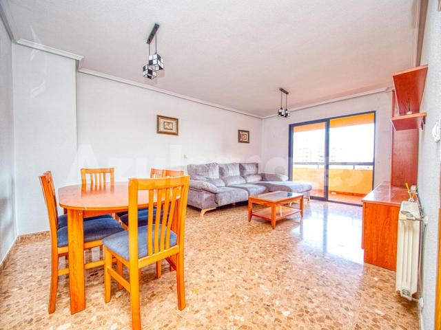 Estupenda vivienda en alquiler de 3 dormitorios y 2 baños en Gran Vía photo 0