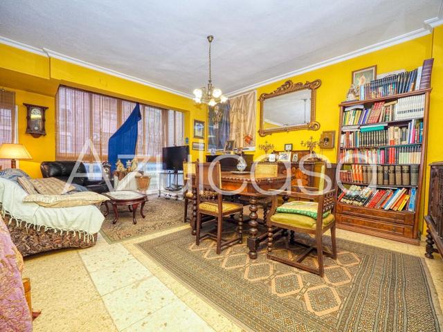 Estupendo piso en venta de 3 dormitorios y 2 baños con patio en pleno Centro de Alicante photo 0