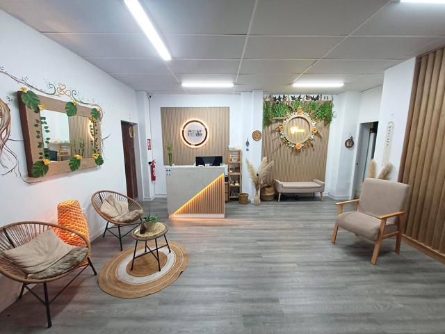 ¡¡LOCAL ESQUINERO A TRASPASAR EN CENTRO L'H!! photo 0