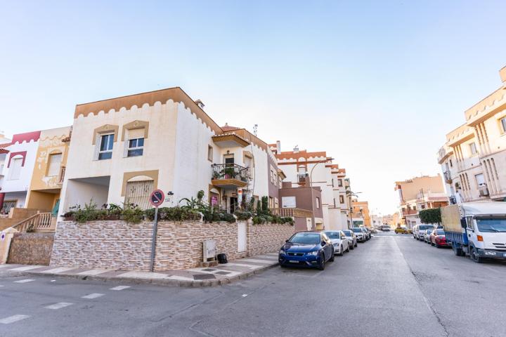 Acogedora Casa Dúplex en Roquetas de Mar - Ideal para Disfrutar del Sol y la Playa photo 0