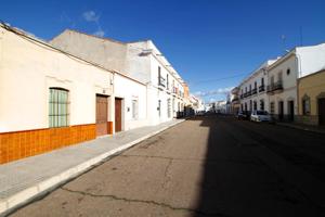 Casa para reformar en zona centrica de Puebla de la Calzada photo 0