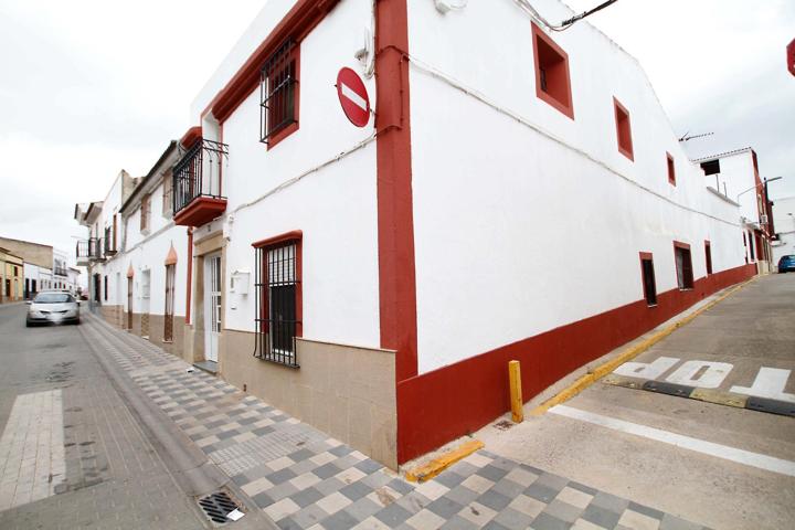 Casa de esquina para reformar en Lobón photo 0