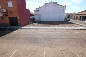 Solar urbano, de esquina en Montijo. photo 0