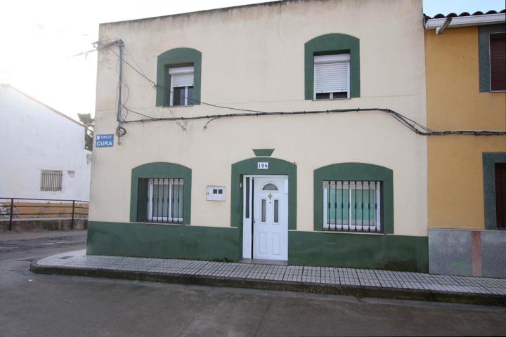 Casa con salida a dos calles y de esquina en Puebla de Obando photo 0