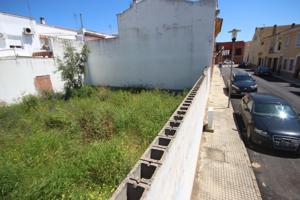 Solar en buena zona de Montijo photo 0