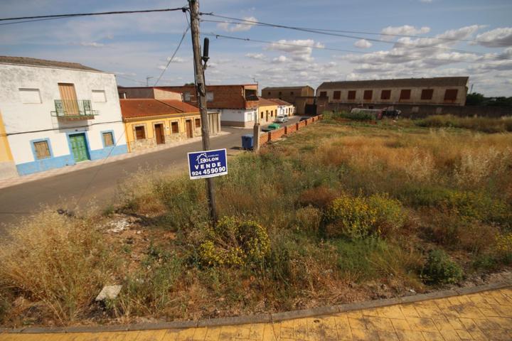 Solar de 430 m en buena zona de la Garrovilla con muchas posibilidades. photo 0