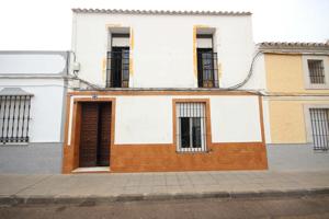 CASA CON SALIDA A DOS CALLES,EN PUEBLA DE LA CALZADA. photo 0