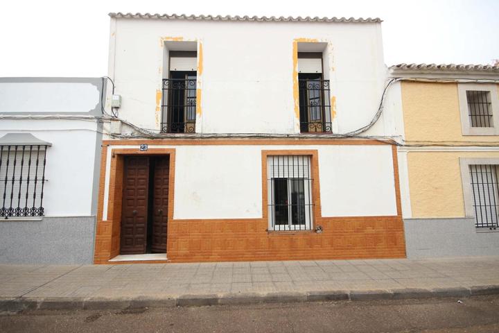 CASA CON SALIDA A DOS CALLES,EN PUEBLA DE LA CALZADA. photo 0