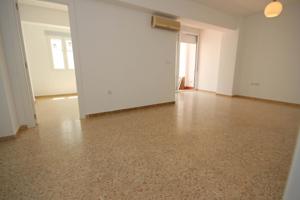 ¡Oportunidad única en el corazón de Mérida! Espacioso piso de 3 dormitorios en alquiler photo 0
