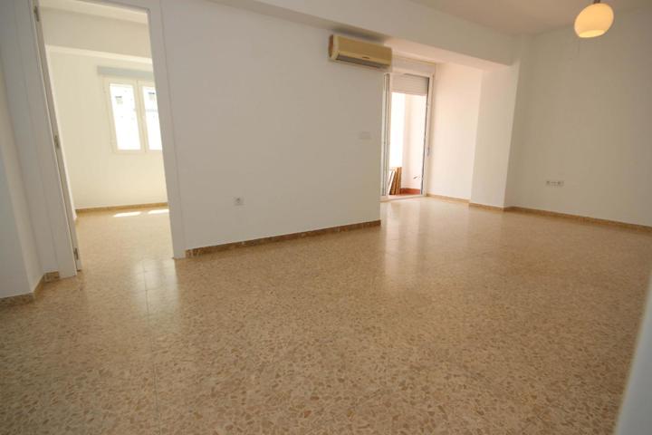 ¡Oportunidad única en el corazón de Mérida! Espacioso piso de 3 dormitorios en alquiler photo 0