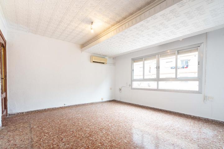 Amplia vivienda en venta en el Barrio de la Luz, junto a la Avenida del Cid y muy cerca del Centro Comercial Gran Turia. photo 0