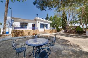 Chalet de 4 dormitorios y 2 baños con parcela de más de 7.000 m² photo 0
