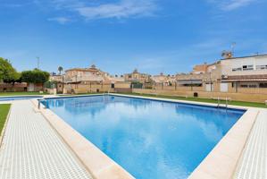 🌞 Bungalow en esquina con gran terraza y solárium – ¡Ideal para vacaciones o vivir todo el año en Torrevieja! photo 0