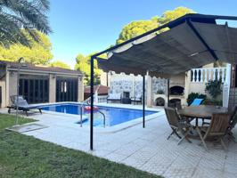 Chalet independiente con piscina privada y amplia parcela en Los Balcones photo 0