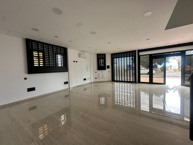 ALQUILER DE LOCAL EN ESQUINA A ESTRENAR EN CRUCE DE ARINGA photo 0