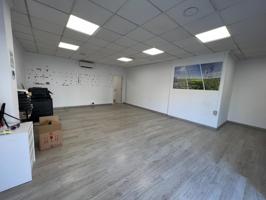LOCAL COMERCIAL EN VENTA EN LA POBLA DE VALLBONA photo 0