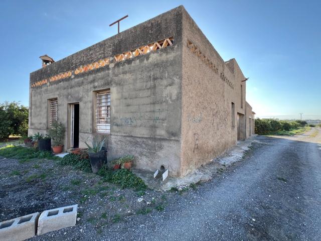 INTERESANTE CASITA DE CAMPO A UN PASO DE LA CIUDAD photo 0