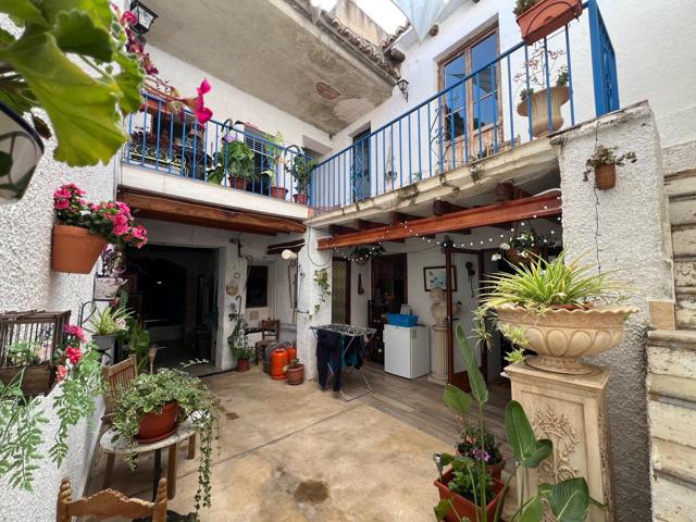 CASA ESPECIAL EN EL CENTRO DE LLIRIA photo 0