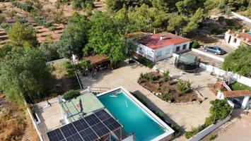 Chalet en suelo rústico a 4 minutos de Domeño con piscina y energía solar photo 0