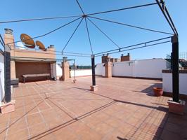 Piso de 100m2 útiles con terraza de 109m2, distribuidos en cuatro dormitorios, salón, cocina y dos baños. Plaza de garaje. Amueblado. photo 0