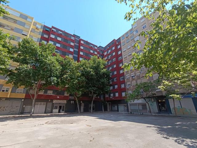 Piso de 79m2 útiles distribuido en tres dormitorios, salón, cocina y baño. Amueblado. Ascensor. photo 0