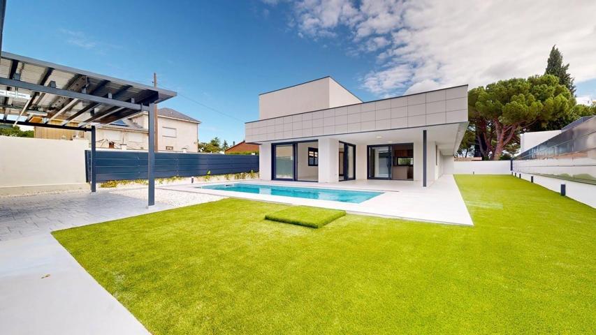 Espectacular chalet independiente de obra nueva a estrenar. Parcela de 700m2 con piscina privada de 24m2. photo 0