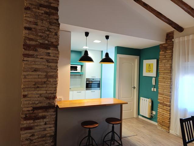 Piso abuhardillado de 50m² útiles distribuido en dos dormitorios, salón con cocina americana y baño. photo 0