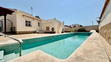 🏡 ¡Tu oasis mediterráneo en Ciudad Quesada! Chalet independiente con parcela privada y piscina comunitaria photo 0