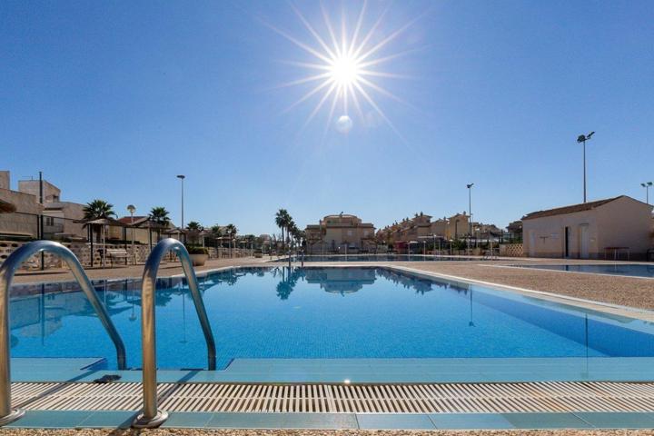 Amplia vivienda en urbanización con aparcamiento y piscina photo 0