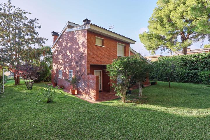 ¡¡ Exclusiva casa individual esquinera en Cunit !! photo 0