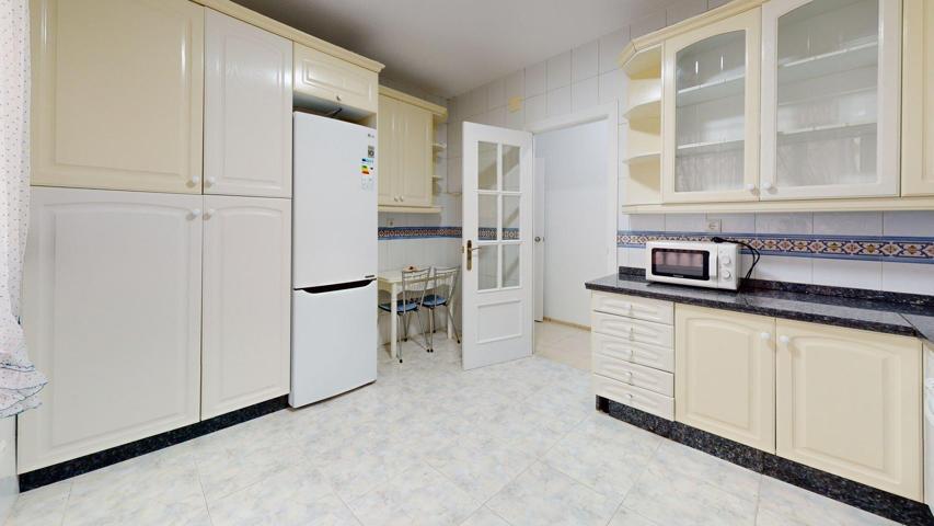 VIVIENDA SITUADA EN PLENO CENTRO DE CORDOBA, CON 5 DORMITORIOS, 2 BAÑOS y TERRAZA. photo 0