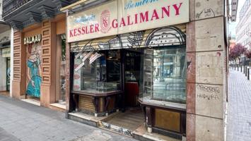 Local esquinero en venta en calle Sants photo 0